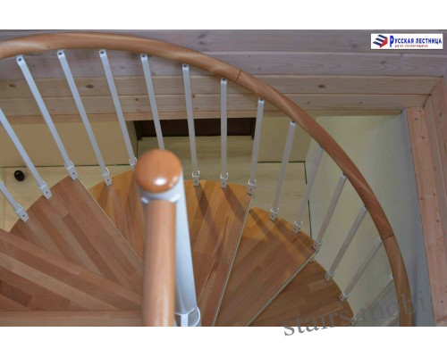 Винтовая лестница Кама сегментированный поручень накладки на ступени бук D1800 H=4600