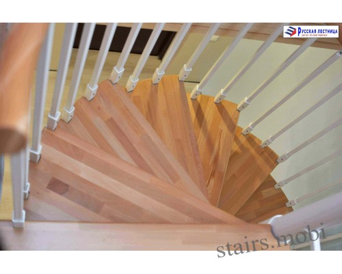Винтовая лестница Кама сегментированный поручень накладки на ступени бук D2000 H=4390