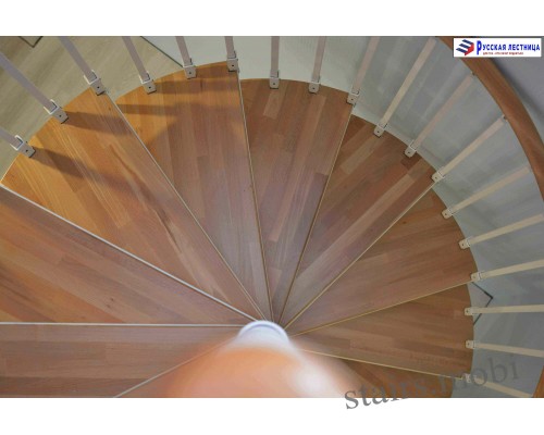 Винтовая лестница Кама сегментированный поручень накладки на ступени бук D2000 H=3760
