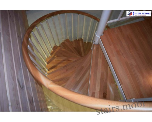 Винтовая лестница Кама сегментированный поручень накладки на ступени бук D1600 H=2710