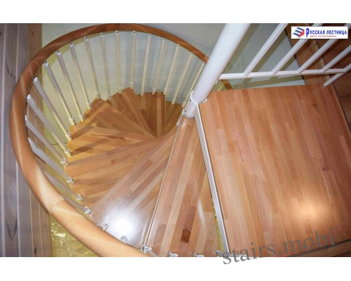 Винтовая лестница Кама сегментированный поручень накладки на ступени бук D1600 H=2920