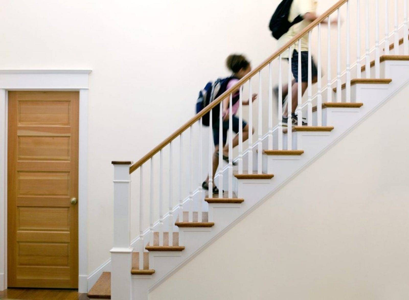 Безопасность в доме: выбираем и устанавливаем защиту на лестницу от детей